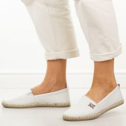 Białe espadryle damskie, półbuty Potocki 16374. Białe espadryle POTOCKI, bez wzorów, z jeansu, bez obcasa, na płaskiej podeszwie, bez zapięcia. Za 99.00 zł.