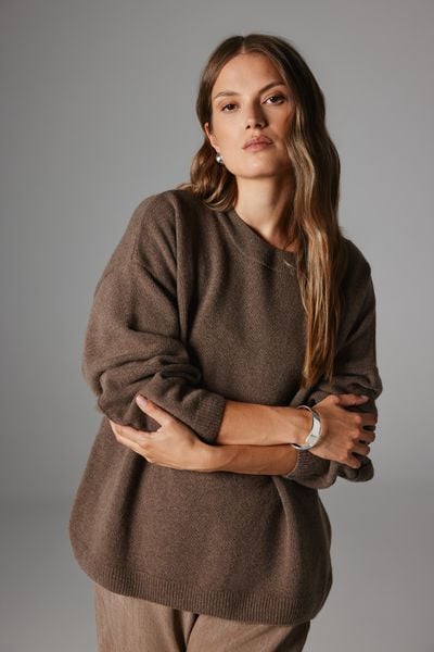 WEŁNIANY SWETER BOBBY BRĄZOWY One size - Flawless. Brązowe swetry Flawless, bez wzorów, z dzianiny, bez ramiączek. Za 798.00 zł.