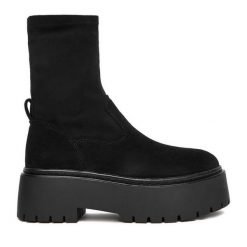 Botki DeeZee. Czarne botki DeeZee, bez wzorów, bez obcasa, na płaskiej podeszwie, bez zapięcia. Za 179.99 zł.