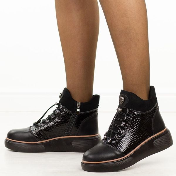 Czarne skórzane botki damskie Filippo Dbt7420/25. Czarne botki Filippo, na jesień, z aplikacjami, z jeansu, z okrągłym noskiem, bez obcasa, na platformie, bez zapięcia. Za 319.00 zł.