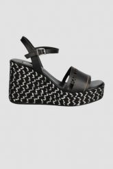 KARL LAGERFELD Czarne sandały Gable, Rozmiar 39. Czarne sandały KARL LAGERFELD, bez wzorów, bez obcasa, bez zapięcia. W wyprzedaży za 570.99 zł.
