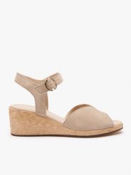 Beżowe sandały na koturnie. Brązowe sandały Ryłko, bez wzorów, ze skóry, eleganckie, z okrągłym noskiem, bez obcasa, na koturnie, bez zapięcia. Za 379.99 zł.