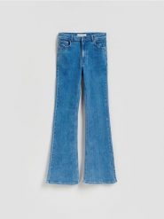 Jeansy flare z wysokim stanem - niebieski. Niebieskie jeansy Reserved, bez wzorów, z podwyższonym stanem. Za 139.99 zł.
