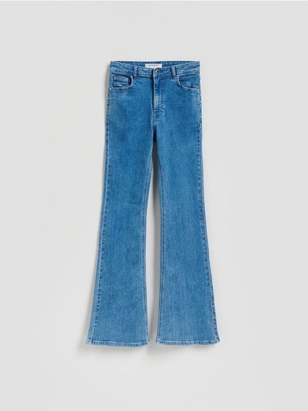 Jeansy flare z wysokim stanem - niebieski. Niebieskie jeansy Reserved, bez wzorów, z podwyższonym stanem. Za 139.99 zł.