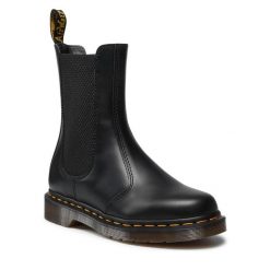 Sztyblety Dr. Martens. Czarne botki Dr. Martens, bez wzorów, bez obcasa, na płaskiej podeszwie, bez zapięcia. Za 699.99 zł.