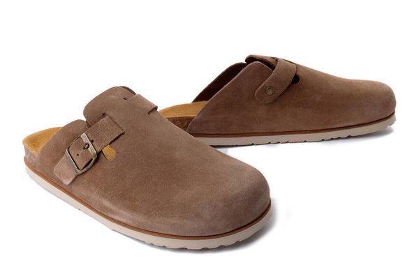 DR. BRINKMANN 600116-02 tan, klapki damskie. Brązowe klapki Dr. Brinkmann, bez wzorów, ze skóry, bez obcasa. Za 309.90 zł.