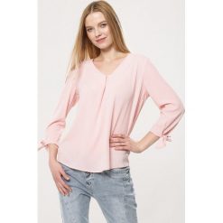 Różowa Bluzka Budge. Czerwone bluzki Born2be, l, bez wzorów, biznesowe, bez kołnierzyka, bez ramiączek. Za 49.99 zł.