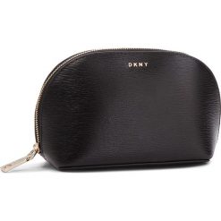 Kosmetyczka DKNY - Bryant - Cosmetic Pou R83R3661 Blk/Gold. Czarne kufry i kosmetyczki DKNY, bez wzorów, ze skóry, bez dodatków. W wyprzedaży za 239.00 zł.