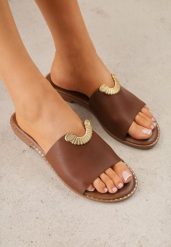 Ciemnobrązowe Klapki VICES z Biżuteryjnym Detalem w Kształcie Łuku Himemelle. Brązowe klapki Born2be, z aplikacjami, z jeansu, bez obcasa, na płaskiej podeszwie. Za 79.99 zł.