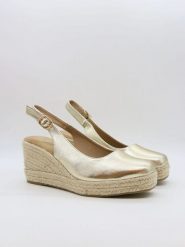 Bellucci Sandały w kolorze złotym na koturnie rozmiar: 37. Żółte sandały Bellucci, bez wzorów, z otwartym noskiem, bez obcasa, na koturnie, bez zapięcia. Za 104.99 zł.