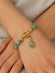 L'Atelier de Gaia Pozłacana bransoletka z zawieszką rozmiar: onesize. Zielone bransoletki L'Atelier de Gaia, pozłacane. Za 49.95 zł.