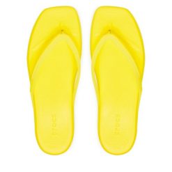 Japonki Crocs. Żółte klapki Crocs, bez wzorów, bez obcasa. Za 111.99 zł.