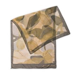 Szal damski Anekke, wykonany z lekkiego materiału tekstylnego z artystycznym wzorem, kolorowy, 42470-041. Szare szaliki Anekke, z aplikacjami, eleganckie. Za 119.00 zł.