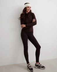 Damskie legginsy ocieplane Petite kakaowe. Brązowe legginsy AIM'N, m, bez wzorów, z elastanu, z podwyższonym stanem, długie. Za 351.00 zł.