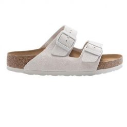 Klapki turystyczne damskie Birkenstock Arizona 1026817. Brązowe klapki Birkenstock, bez wzorów, ze skóry, bez obcasa. W wyprzedaży za 484.85 zł.