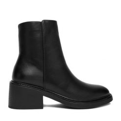 Botki JENNY. Czarne botki Jenny, bez wzorów, bez obcasa, na słupku, bez zapięcia. Za 159.99 zł.