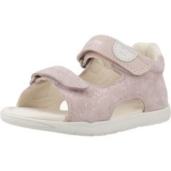 Sandały Geox Model B Sandal Macchia Gir Kolor Rose. Białe sandały Geox, bez wzorów, ze skóry, bez obcasa, bez zapięcia. Za 209.99 zł.