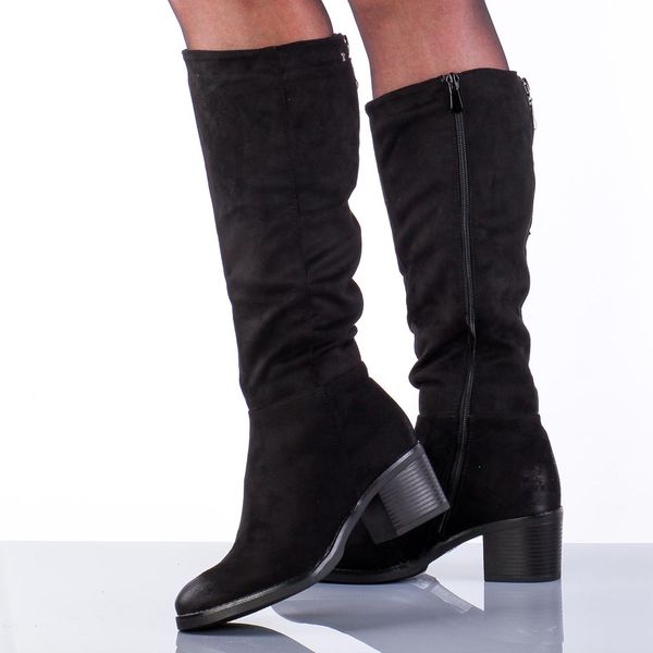 Czarne zamszowe kozaki damskie na obcasie T.Sokolski Z24-141. Czarne kozaki Sokolski, na jesień, z materiału, bez obcasa, na obcasie, bez zapięcia. Za 259.00 zł.