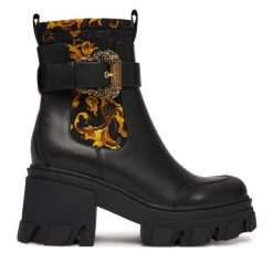 Botki Versace Jeans Couture. Czarne botki Versace Jeans Couture, bez wzorów, z jeansu, bez obcasa, na słupku, bez zapięcia. Za 1,129.00 zł.