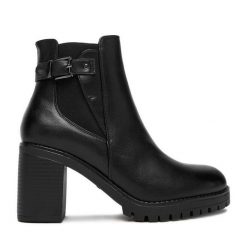 Botki Clara Barson. Czarne botki Clara Barson, bez wzorów, bez obcasa, na słupku, bez zapięcia. Za 169.99 zł.