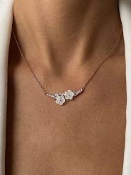 Les Petites Précieuses Pozłacany naszyjnik z elementem ozdobnym - dł. 40 cm rozmiar: onesize. Białe naszyjniki Les Petites Précieuses, z cyrkonią, pozłacane. Za 165.99 zł.