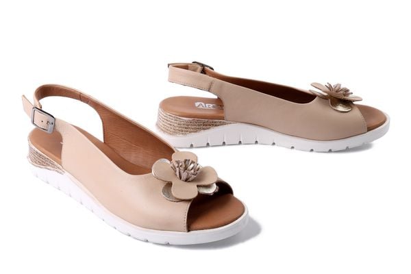 ARTIKER RELAKS 56C0890 beżowy, sandały damskie. Brązowe sandały Artiker Relaks, bez wzorów, ze skóry, bez obcasa, na koturnie, bez zapięcia. Za 239.90 zł.