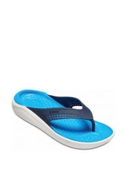 Crocs Japonki w kolorze garantowym rozmiar: 38-39. Niebieskie klapki Crocs, bez wzorów, z materiału, z otwartym noskiem, bez obcasa. Za 110.04 zł.