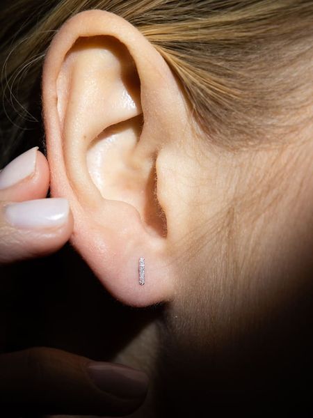 DIAMANTA Złote kolczyki-wkrętki z diamentami rozmiar: onesize. Szare kolczyki DIAMANTA, z diamentem, złote. Za 651.13 zł.