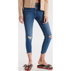Jeansy Skinny z przetrciami - Niebieski. Jeansy Cropp. W wyprzedaży za 59.99 zł.