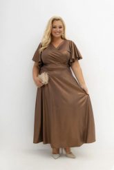 Kopertowa sukienka maxi Caramel Brown Glam z połyskiem na wesele i bal w odcieniu brązu Plus Size Oversize. Brązowe sukienki Moda Size Plus Iwanek, na imprezę, m, bez wzorów, z dzianiny, eleganckie, bez kołnierzyka, plus size, bez ramiączek, maxi, kopertowe. Za 379.90 zł.