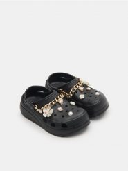 Klapki - czarny. Czarne klapki Sinsay, bez wzorów, z okrągłym noskiem, bez obcasa. Za 49.99 zł.