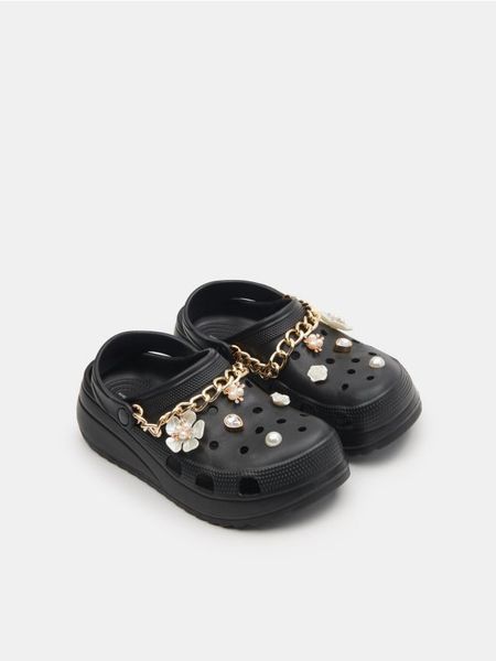 Klapki - czarny. Czarne klapki Sinsay, bez wzorów, z okrągłym noskiem, bez obcasa. Za 49.99 zł.
