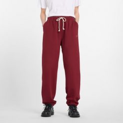 Spodnie damskie New Balance WP41513MHB – bordowe. Czerwone spodnie dresowe New Balance, m, bez wzorów, z bawełny. Za 379.99 zł.