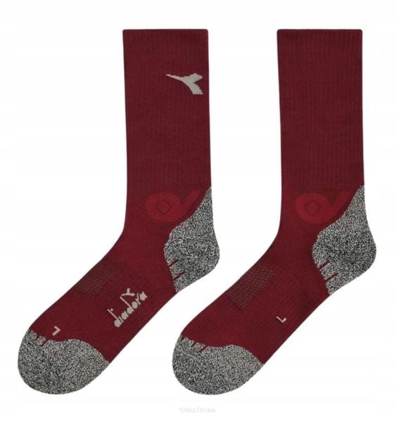 Skarpety tenisowe Diadora Stratouno Match Socks. Czerwone skarpety Diadora, bez wzorów, z bawełny. Za 79.00 zł.