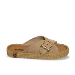Klapki damskie skórzane Casablanca. Brązowe klapki Aulp, bez wzorów, z gumy, z otwartym noskiem, bez obcasa, na płaskiej podeszwie. Za 349.99 zł.