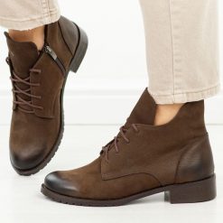 Brązowe nub. s86 skórzane Polskie botki damskie Deoni D397C. Brązowe botki Deoni, na jesień, bez wzorów, z jeansu, z okrągłym noskiem, bez obcasa, na płaskiej podeszwie, bez zapięcia. Za 499.00 zł.