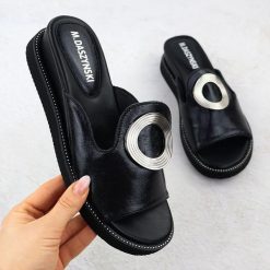 Klapki damskie na niskim koturnie czarne M.Daszyński MR2267-7. Czarne klapki M.Daszyński, bez wzorów, ze skóry ekologicznej, bez obcasa, na koturnie. Za 149.99 zł.