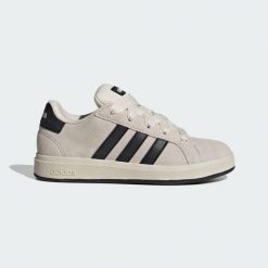 Kapcie ADIDAS GRAND COURT 00s K Beżowy. Białe obuwie domowe Adidas, bez wzorów, ze skóry, bez zapięcia. W wyprzedaży za 197.10 zł.