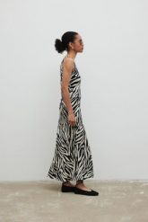Sukienka na ramiączkach w print, w kolorze BLACK & BEIGE- ILUSION-XL. Brązowe sukienki Marsala, na co dzień, na lato, m, bez wzorów, z jeansu, eleganckie, bez kołnierzyka, bez ramiączek, maxi, proste. Za 319.90 zł.