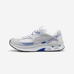 Buty sportowe damskie RR2K. Białe obuwie sportowe DECATHLON, z kauczuku, bez zapięcia, trekkingowe. Za 299.99 zł.
