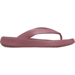 Klapki damskie Crocs Getaway Flip. Czerwone klapki Crocs, bez wzorów, bez obcasa. Za 203.62 zł.