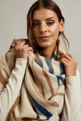 Szalik w zwierzęcy wzór beżowy. Brązowe szaliki MOODO, bez wzorów, z poliesteru. W wyprzedaży za 35.99 zł.