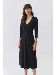 TATUUM Sukienka "Iga 2" w kolorze czarnym rozmiar: XL. Czarne sukienki Tatuum, na co dzień, xl, bez wzorów, z tkaniny, bez kołnierzyka, bez ramiączek, midi, proste. Za 182.72 zł.
