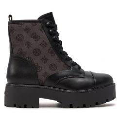 Botki Guess. Czarne botki Guess, z aplikacjami, bez obcasa, na płaskiej podeszwie, bez zapięcia. Za 669.99 zł.