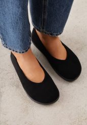 Czarne Balerinki Barefoot z Wycięciem V przy Nosku Indira. Czarne baleriny Renee, bez wzorów, bez obcasa. Za 99.99 zł.