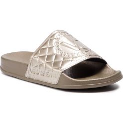 Klapki VERSACE JEANS - E0VTBSQ4 70964 901. Żółte klapki Versace Jeans, bez wzorów, z jeansu, bez obcasa. W wyprzedaży za 149.00 zł.