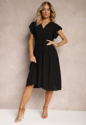 Czarna Sukienka z Trójkątnym Dekoltem z Gumką w Pasie o Plisowanym Kroju Doetta. Czarne sukienki Renee, m, bez wzorów, eleganckie, bez kołnierzyka, bez ramiączek, midi, plisowane. Za 44.99 zł.
