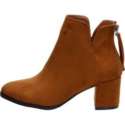 Camelowe botki damskie VINCEZA 16092. Brązowe botki VINCEZA, bez wzorów, bez obcasa, na obcasie, bez zapięcia. W wyprzedaży za 129.00 zł.