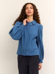 Karen by Simonsen Bluzka Frosty 10104236 Niebieski Feminine Fit. Niebieskie bluzki Karen by Simonsen, bez wzorów, z syntetyku, bez kołnierzyka, bez ramiączek. Za 299.99 zł.