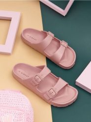 Klapki - różowy. Czerwone klapki Sinsay, bez wzorów, bez obcasa. Za 25.99 zł.